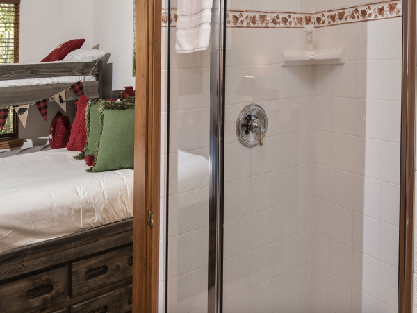 Arrowhead Residence in an Exclusive Community Sleeps 7